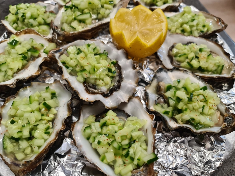 Zeeuwse oester met komkommersalsa & gin